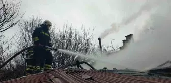 Edirne'de Çatı Yangını Evi Kullanılamaz Hale Getirdi