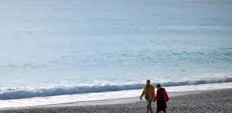 Antalya'da Güneşli Hava, Sahilleri Doldurdu