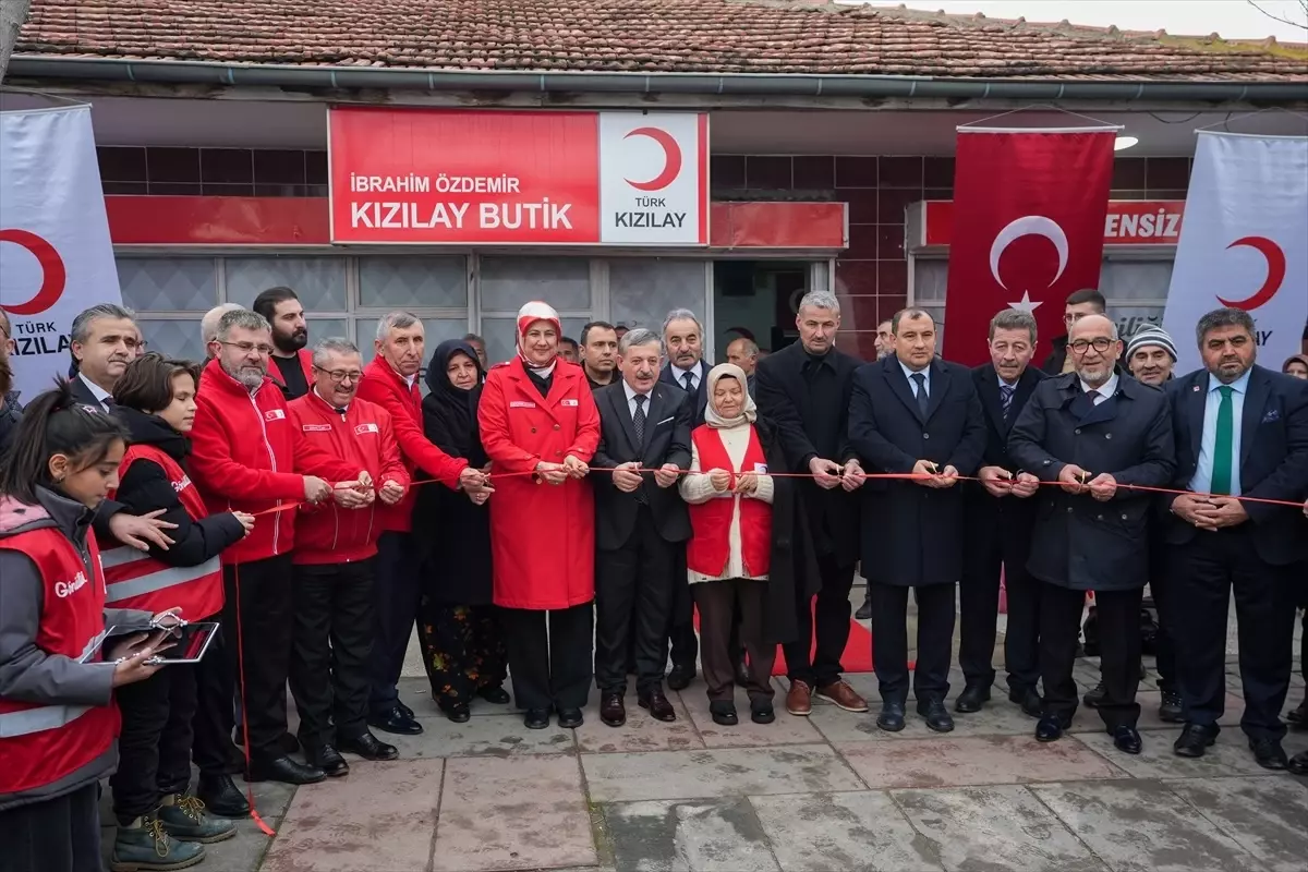 Türk Kızılay Elmadağ'da "İbrahim Özdemir Sevgi Butiği" açtı