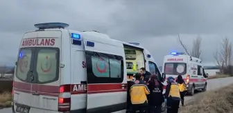 Çorum'da Kamyonla Çarpışan Otomobildeki Karı Koca Yaralandı