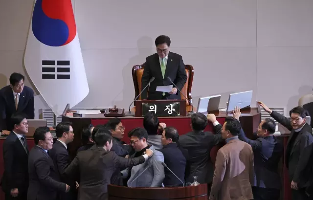 The National Assembly in South Korea is in chaos! Acting President Han Duck-soo has also been impeached