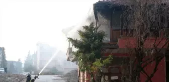 Antakya'da İki Katlı Binada Yangın Çıktı