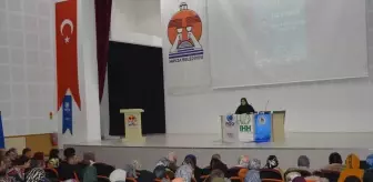 Emine Şenlikoğlu 'İslam Bizden Ne Bekliyor' Konferansında Gençlere Tavsiyelerde Bulundu