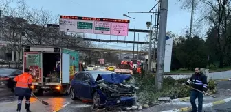 Şişli'de Direğe Çarpan Araçta Yangın Çıktı, İki Yaralı