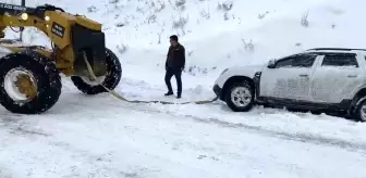 Pervari'de Yoğun Kar Yağışı Nedeniyle Kapanan Yol Yeniden Açıldı