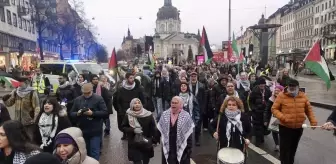 İsveç'te Yüzlerce Kişi İsrail Saldırılarını Protesto Etti