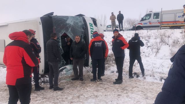 Kars'ta can pazarı! Yolcu otobüsü şarampole devrildi