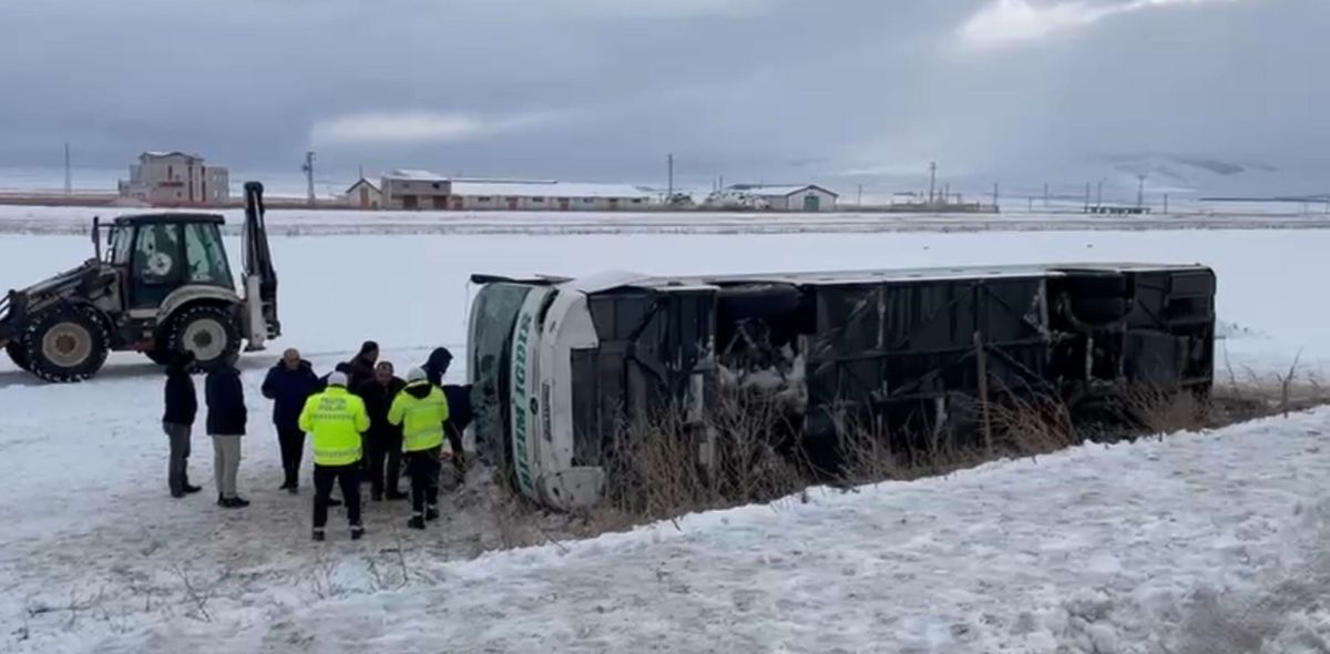 Kars'ta Yolcu Otobüsü Şarampole Yuvarlandı: 23 Yaralı
