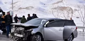 Van'da Otomobil Bariyerlere Çarptı, 5 Kişi Yaralandı