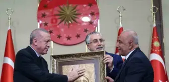 Cumhurbaşkanı Erdoğan'ı duygulandıran tabloyu milim milim işleyen Behzat usta 56 yıldır ahşaba şekil veriyor