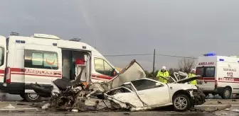 Düğün yolunda feci kaza! Hurdaya dönen otomobil bir aileye mezar oldu