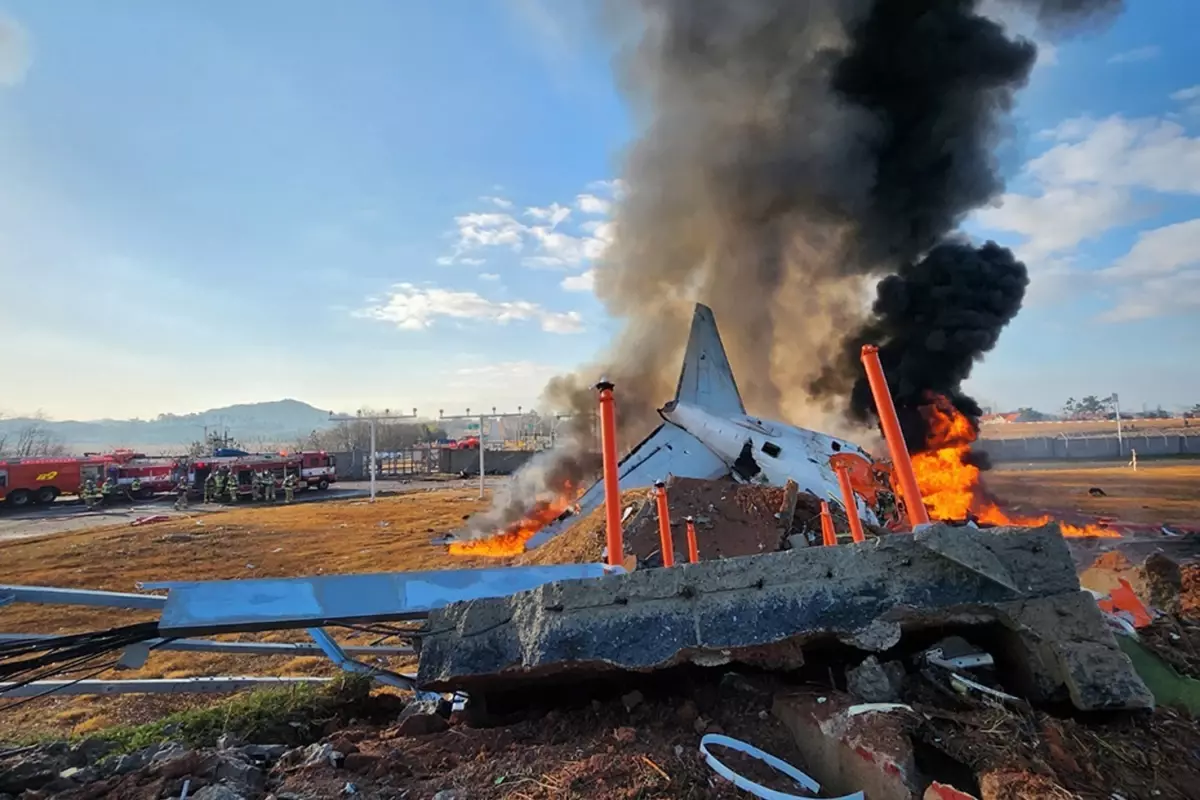 Güney Kore'de yolcu uçağı pistten çıkıp duvara çarptı! 85 kişi hayatını kaybetti