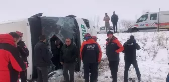 Kars'ta yolcu otobüsü devrildi, 23 kişi yaralandı