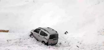 Bingöl'de Hafif Ticari Araç Şarampole Yuvarlandı: 3 Yaralı