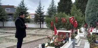 EMŞAV İl Başkanı, şehit aileleriyle birlikte şehitlikleri ziyaret etti