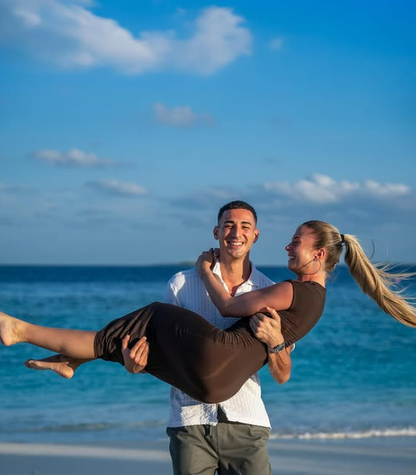 Fenerbahçe's Mert Müldür lifted his girlfriend, to whom he proposed, in his arms, and received a flood of likes on his poses