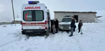 Kardan Kapanan Köyde Rahatsızlanan Kadın Hastaneye Ulaştırıldı