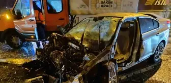 Kartal'da Minibüs ve Otomobil Çarpıştı: 6 Yaralı