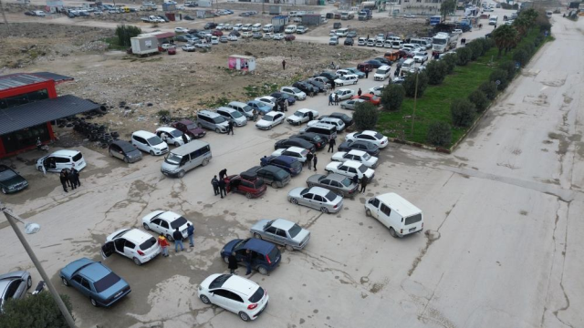 Syrians wishing to return to their countries flocked to the car market to sell their vehicles