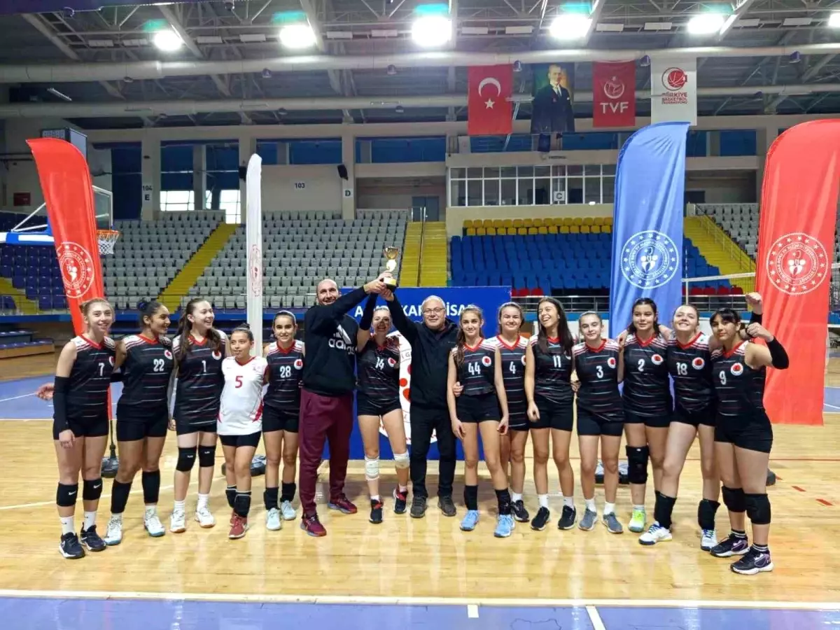 Küçük Kızlar Voleybol Turnuvası Finale Ulaştı