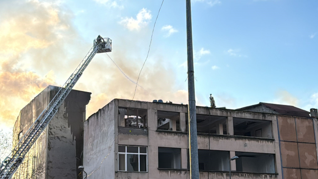 İstanbul'da metruk binada yangın! İşçiler alevlerin arasında mahsur kaldı