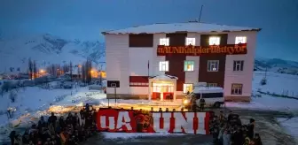 Galatasaray Taraftar Grubu Öğrencilere Yeni Yıl Hediyeleri Dağıttı