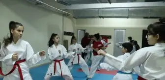 Ezel Ecrin Eren, Boğaziçi Karate Turnuvası'nda Altın Madalya Kazandı