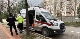 Trafik ışıklarında otomobil motosiklete çarptı: 2 yaralı