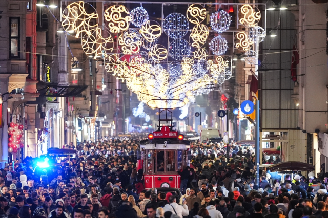Yeni yıla saatler kala binlerce İstanbullu, Taksim'e akın etti