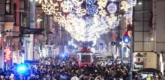 Yeni yıla saatler kala binlerce İstanbullu, Taksim'e akın etti