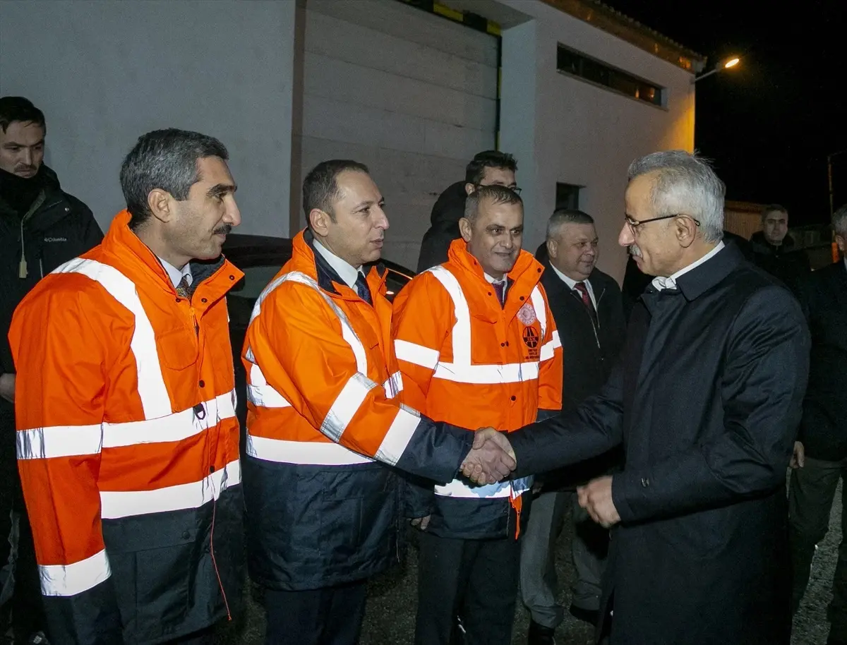 Bakan Uraloğlu, Bolu Dağı Tüneli Bakım ve İşletme Şefliği'ni ziyaret etti Açıklaması
