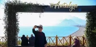 Antalya'da Yılbaşı Güneşi, Plajları Doldurdu