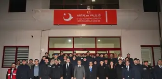 Antalya Valisi Hulusi Şahin, Yılbaşı Görevdeki Güvenlik Güçlerini Ziyaret Etti