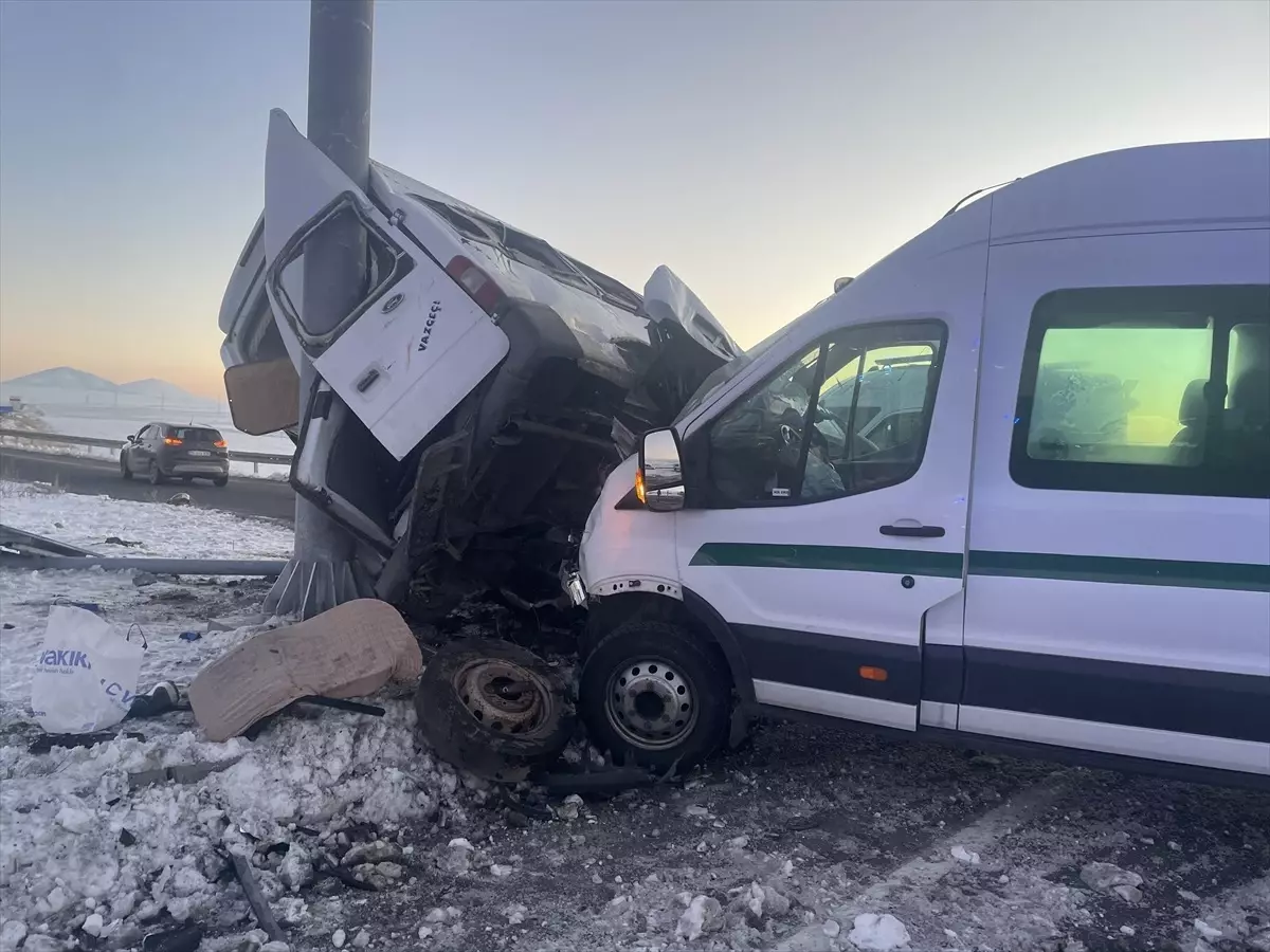 Kars'ta Minibüs Kazası: 20 Yaralı, 1'i Ağır