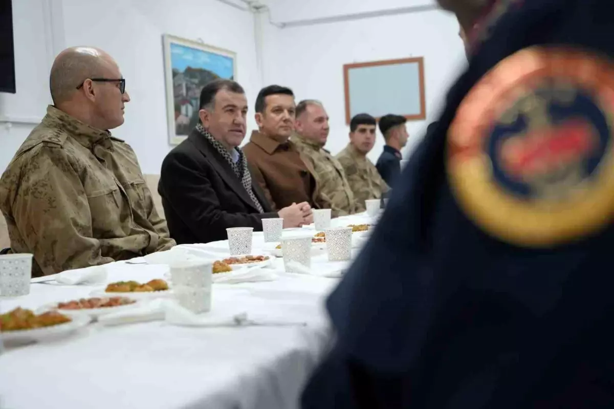 Bayburt Valisi Eldivan, Yılbaşı Akşamı Görevdeki Personeli Ziyaret Etti
