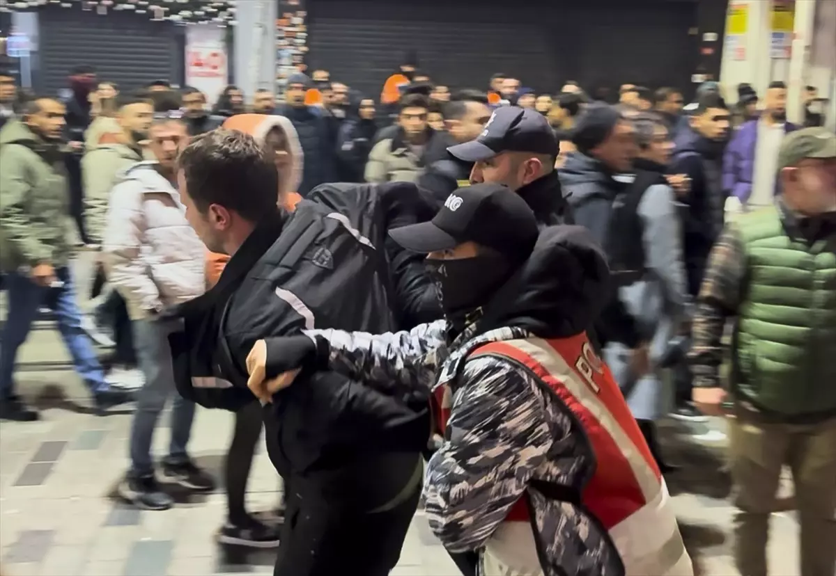 Beyoğlu'nda Yeni Yıl Kavgası: Polis Müdahalesi