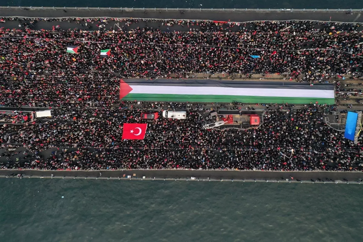 Binlerce kişinin katıldığı Filistin'e destek yürüyüşünden ilk görüntüler