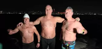 Buz gibi suda yüzerek 2025'e girdiler