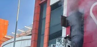 Çekmeköy'de Mobilya Mağazasında Yangın