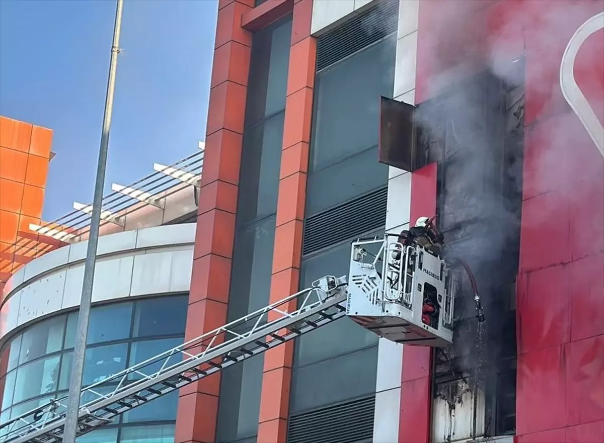 Çekmeköy'de Mobilya Mağazasında Yangın