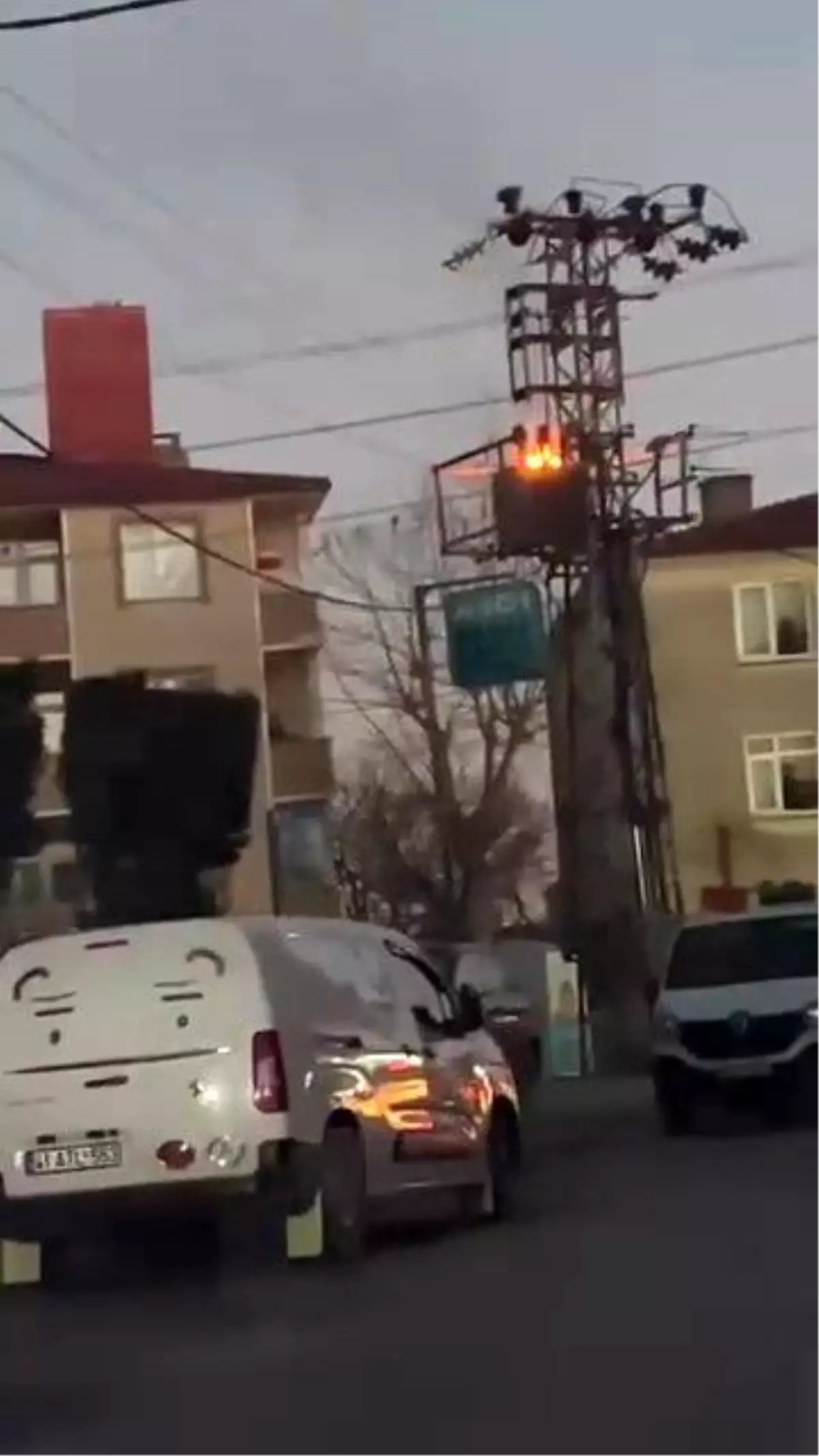 Darıca'da Elektrik Telleri Patladı, Yangın Çıktı