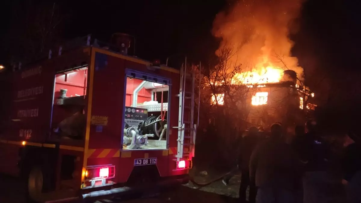 Kütahya'nın Domaniç ilçesinde ev yangını: 2 saatlik müdahale sonrası söndürüldü