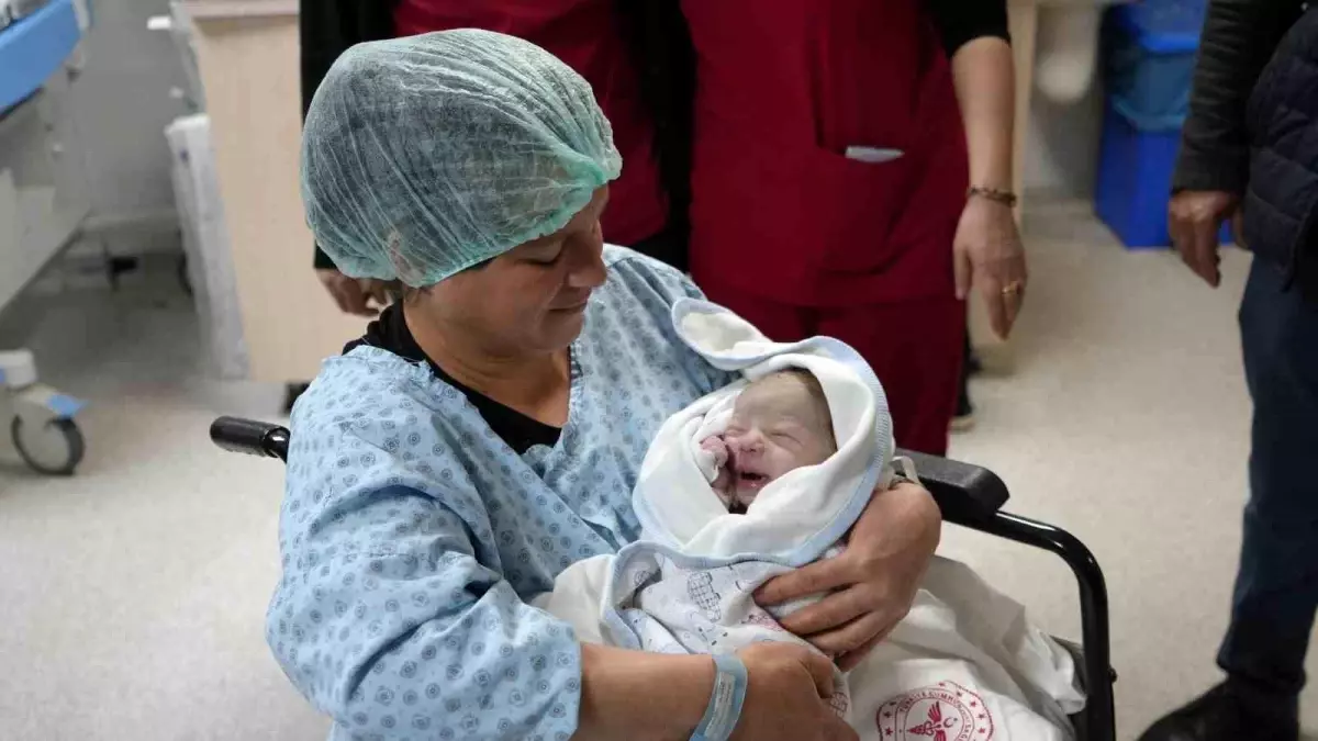 Yeni Yılın İlk Bebeği Gaziantep'te Dünyaya Geldi