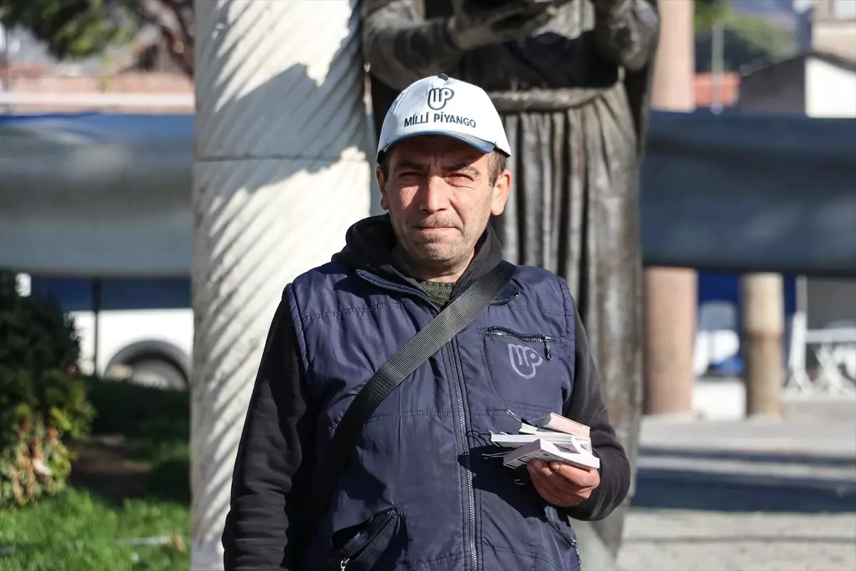 İzmir'de Yılbaşı Çekilişinde Büyük İkramiye Kazanan Bileti Satan Gezici Bayi Seviniyor