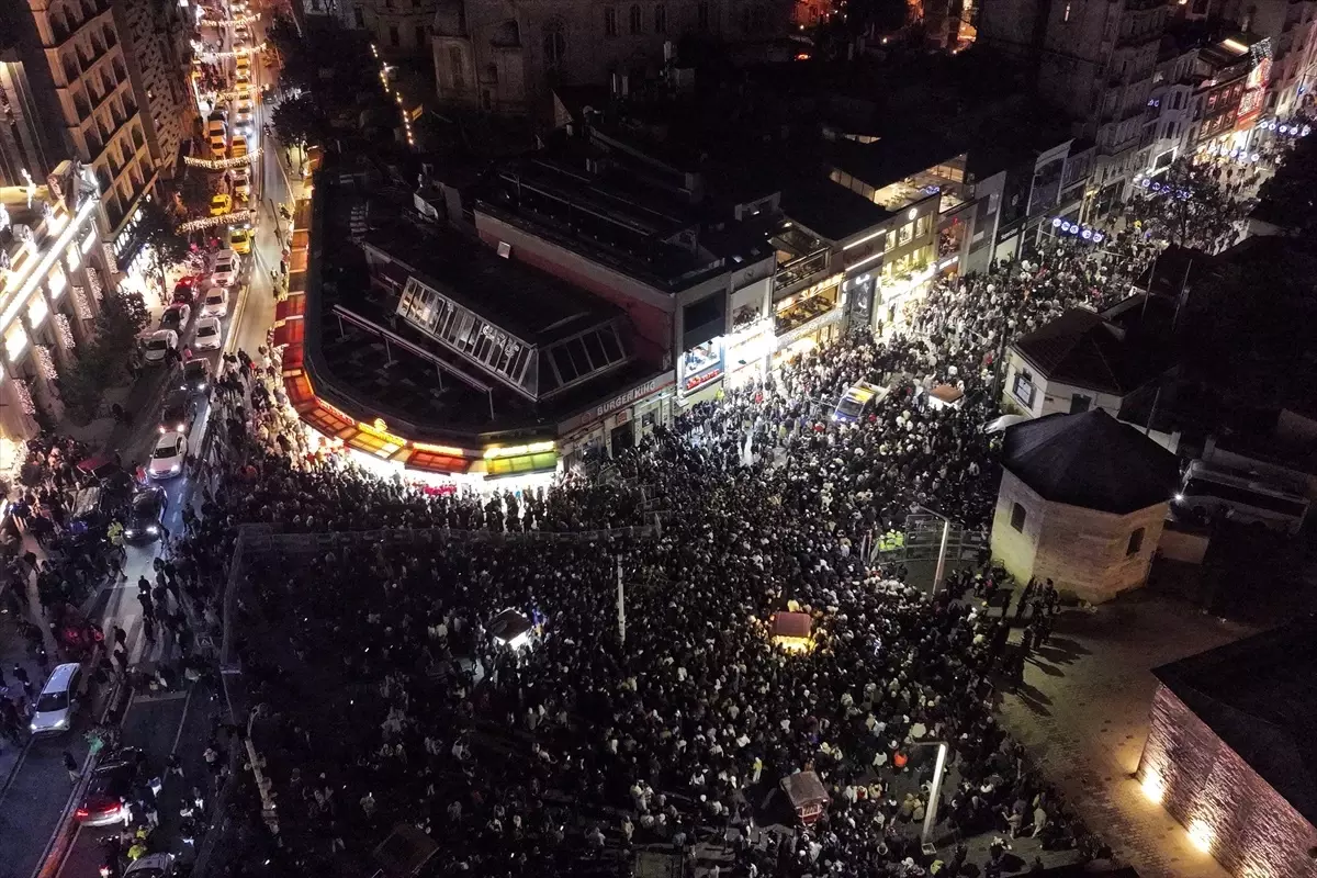 İstanbul'da Yeni Yıl Coşkusu Meydanlarda Kutlandı