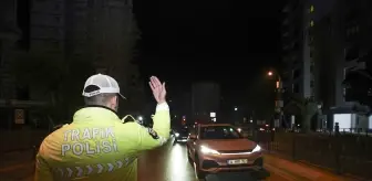 İstanbul'da Yeni Yıl Uygulaması: Trafik Kontrolü ve Çikolata İkramı