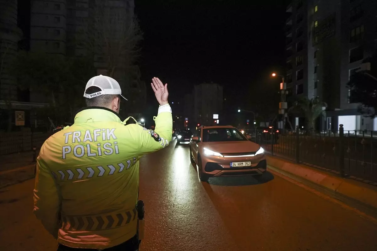 İstanbul'da Yeni Yıl Uygulaması: Trafik Kontrolü ve Çikolata İkramı