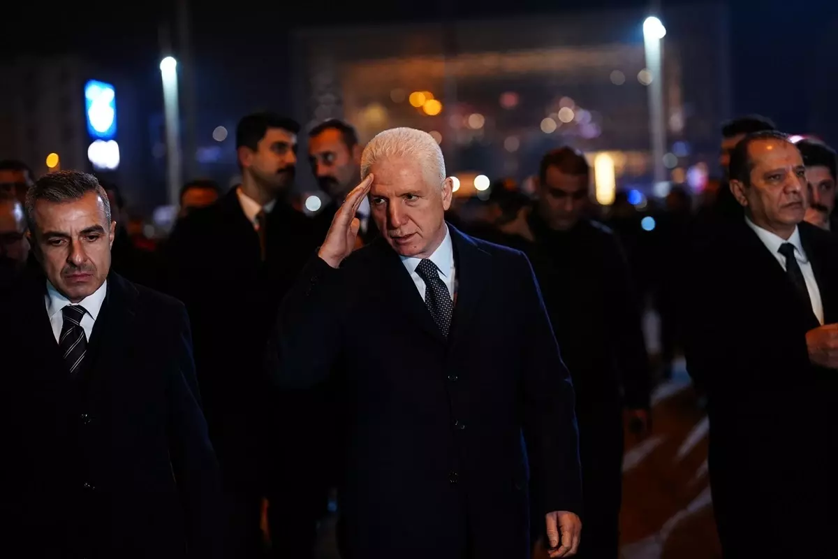 İstanbul Valisi Davut Gül, Taksim Meydanı'ndaki Yılbaşı Kutlamalarını Ziyaret Etti