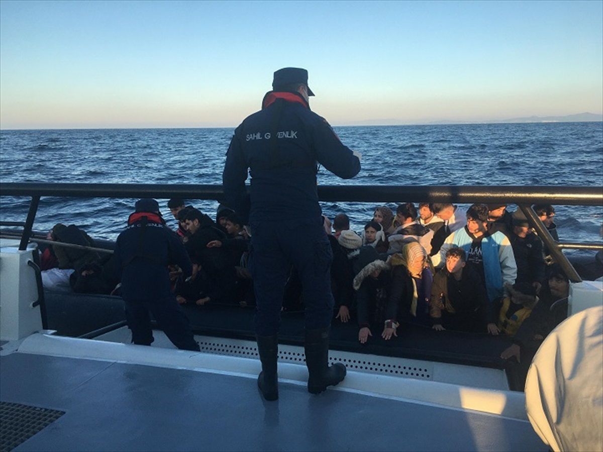İzmir'de Düzensiz Göçmen Operasyonu: 73 Göçmen Kurtarıldı