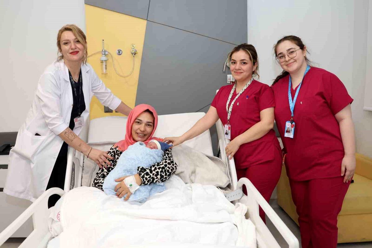 İzmir'in 2024 Yılına Merhaba Dediği İlk Bebek Mahir Deniz Şaki Oldu